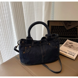 Dettaglio della borsa tote in denim vintage con vita dei jeans e rivetti in metallo