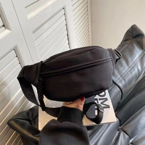 Minimalistische zwarte nylon borsttas met verstelbare riem voor dagelijks gebruik