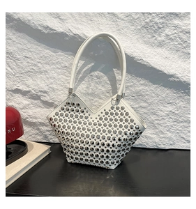 Détails des rivets argentés sur sac à bandoulière blanc avec anneaux métalliques chic