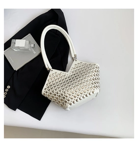 Vue à plat du sac à bandoulière en cuir blanc avec rivets argentés et deux anses