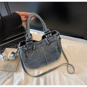 Dettaglio della borsa tote in denim blu lavato con passanti vintage e rivetti in metallo