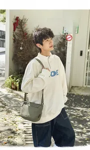 Photo de sac banane en nylon vert armée avec bandoulière réglable et poches