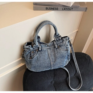 Dettaglio della borsa tote in denim vintage con tasche cucite e rivetti in metallo