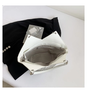Vue de dessus de l'intérieur du sac blanc avec doublure et poche zippée