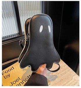 Détail du petit sac à bandoulière fantôme noir en cuir PU avec des yeux brodés