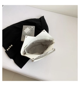 Vue détaillée de l'intérieur du sac blanc avec une poche intérieure zippée