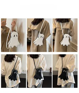 Détail de sacs bandoulière mignons en forme de fantôme noirs et blancs sur un mannequin