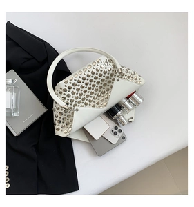 Capacité intérieure du sac à bandoulière blanc à rivets avec téléphone et cosmétiques
