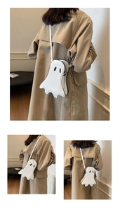 Détail du sac à bandoulière fantôme blanc en similicuir avec crochets argentés