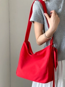 Minimalist red canvas shoulder bag with large capacity and matching small hanging pouch