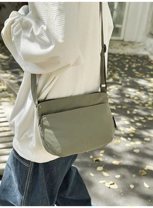 Photo extérieure du sac bandoulière vert armée avec sangle réglable et fermeture éclair