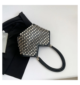 Gros plan du sac cabas noir géométrique avec des rivets ronds en argent métallisé