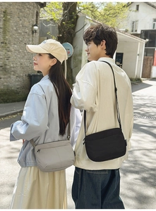 Détails du sac bandoulière minimaliste avec sangle réglable et fermeture éclair