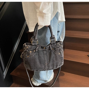 Dettaglio della borsa tote in denim retrò con design a tasca e rivetti in metallo