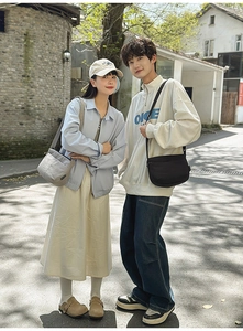 Vue style urbain de sacs bandoulière minimalistes en noir et en gris clair