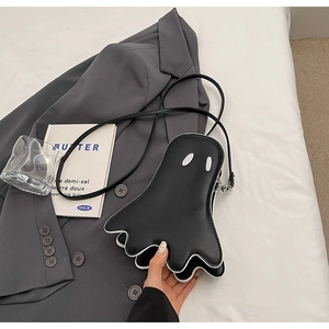 Sac bandoulière en forme de fantôme en cuir PU noir sur une veste grise