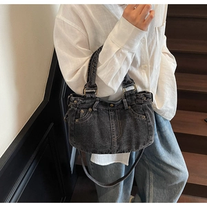 Dettaglio della borsa tote in denim grigio scuro con design vintage in vita e rivetti