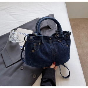 Dettaglio della borsa tote in denim lavato con hardware vintage e tasche retrò