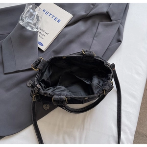 Vista interna della borsa tote in denim retrò con chiusura magnetica e scomparto