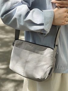 Sac Bandoulière Minimaliste en Nylon pour Femme Sac à Épaule Imperméable Léger Sac Messager Décontracté Voyage Couleur Unie