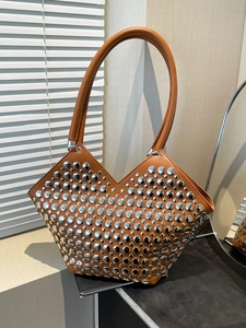 Sac à épaule en cuir marron avec rivets argentés et découpe design en forme de V