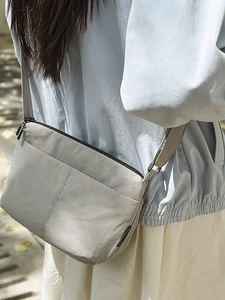 Sac bandoulière demi-lune gris clair imperméable pour un style quotidien décontracté
