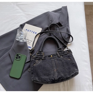 Dettaglio della borsa tote in denim grigio vintage con tasche e cuciture a contrasto