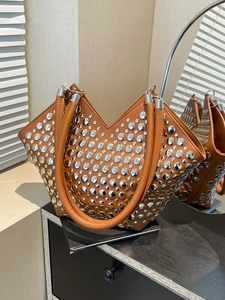 Sac fourre-tout en cuir marron avec rivets argentés et ouverture en V, style punk chic