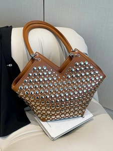Sac cabas en cuir marron avec rivets métalliques argentés et design à poignée en V