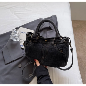 Dettaglio della borsa tote in denim lavato vintage con tasca retrò e rivetti