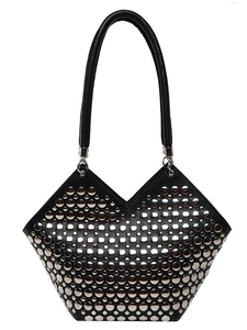 Sac fourre-tout chic en cuir noir avec clous en métal argenté et col en V profond