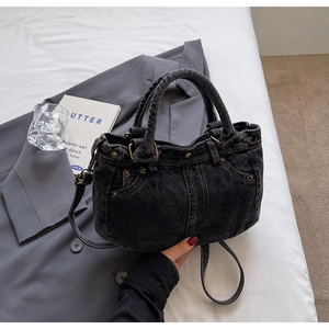 Dettagli della borsa tote in denim lavato retrò con rivetti in metallo e cuciture vintage
