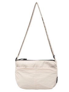 Sac bandoulière minimaliste en nylon beige de forme croissant avec sangle réglable