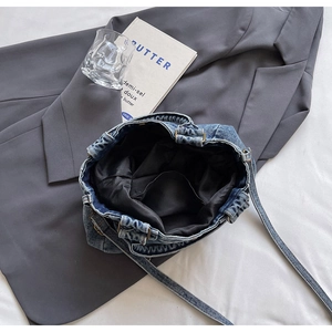 Vista dall'alto della borsa tote in denim lavato con fodera e dettaglio tasca interna