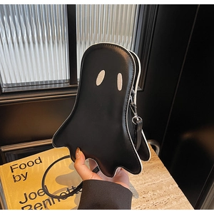 Détail du sac à bandoulière fantôme noir avec liseré blanc et broderie décorative