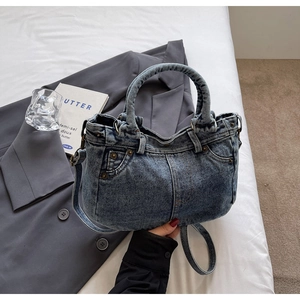 Dettaglio della borsa tote in denim lavato retrò con tasche vintage e rivetti in metallo