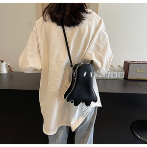Détail du joli sac bandoulière fantôme noir avec bandoulière réglable et design à vagues