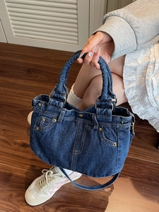 Borsa tote vintage in denim blu scuro con cuciture a contrasto e design a tasca
