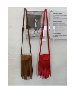 Détails des sacs à bandoulière vintage en daim marron et rouge avec longues franges