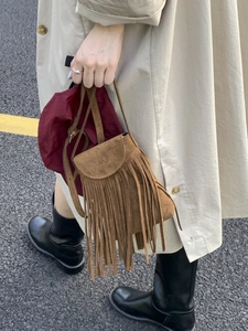 Sac bandoulière bohème en daim marron avec franges denses et design épuré et élégant