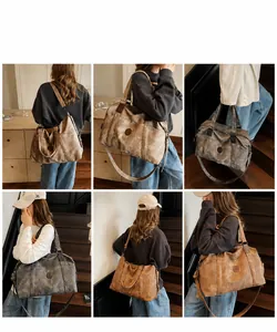 Dettagli di una grande borsa da viaggio vintage in tela con manici tondi e tracolla