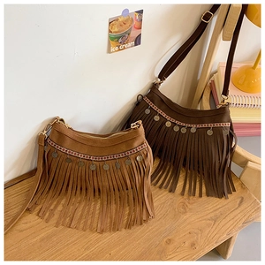 Détails de sacs bohèmes en daim avec bandes ethniques tissées et longues franges