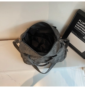 Vista dettagliata della borsa da viaggio grigio scuro con scomparto interno e cerniera