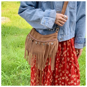 Détails du sac en daim marron avec franges, broderies bohèmes et pendentifs pièces
