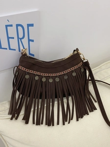 Sac bandoulière vintage marron bohème avec franges et détails ethniques en métal