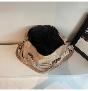 Dettaglio borsa da viaggio grande kaki con tasca interna a zip e tela opaca testurizzata
