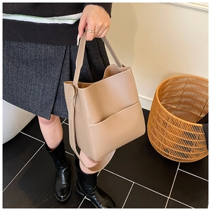 Détail du sac seau kaki avec surpiqûres contrastées et bandoulière réglable