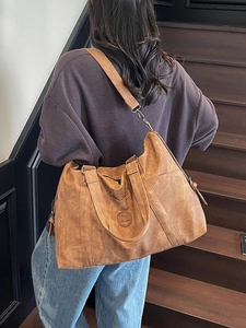 Borsa da viaggio in pelle marrone vintage con tracolla regolabile e grande capienza