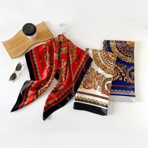 Vista dettagliata di tre foulard in raso con motivi barocchi vintage in rosso bianco e blu