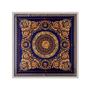 Dettaglio ravvicinato di un foulard in seta blu con eleganti motivi barocchi dorati